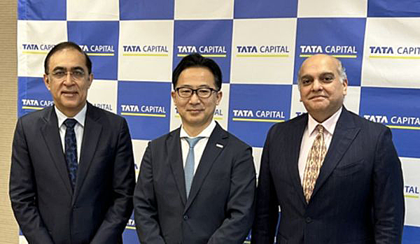 写真　（左から）タタ・キャピタルのマネージング・ディレクター兼最高経営責任者（CEO）ラジーブ・サブハルワル氏、りそな銀行の執行役員（国際事業部担当）齊藤守氏、タタ・キャピタル・グロースファンド（共同パートナー）プラモド・アフージャ氏（りそな銀行提供）