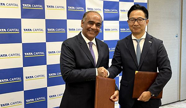 写真　（左から）タタ・キャピタル最高財務責任者ラケシュ・バティア氏、りそな銀行執行役員（国際事業部担当）齊藤守氏（りそな銀行提供）