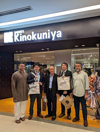 写真　紀伊國屋書店とユナイテッド・グループの担当者（ユナイテッド・グループ提供）