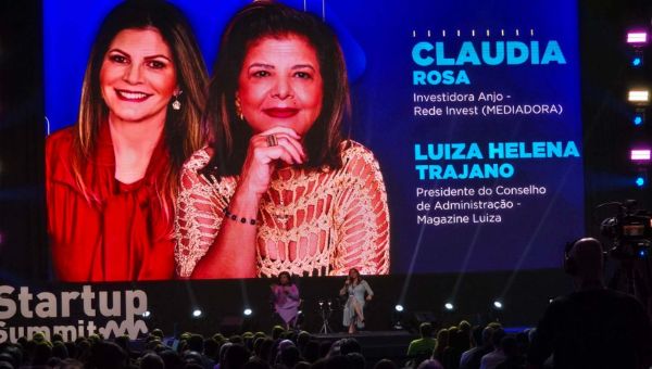 写真　講演するマガジン・ルイーザのルイーザ・エレナ・トラジャノ取締役会長（ジェトロ撮影）
