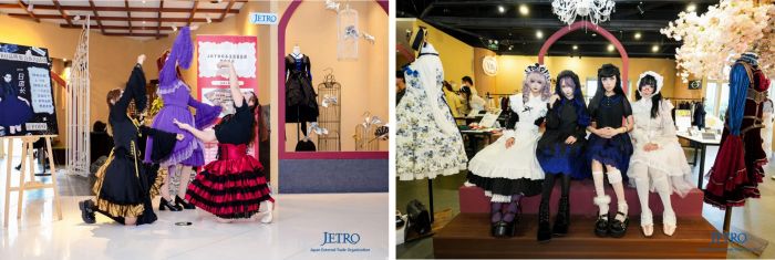 写真　（左）「二次元ダンスパフォーマンス」の様子、（右）「一日店長」2回目および「モデル展示」の集合写真（ともにジェトロ撮影）