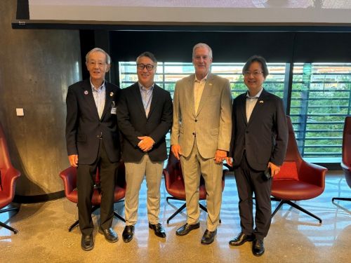 写真　（左から）在ダラス日本名誉領事の七條恒氏、ジェトロ・ヒューストン事務所長の島田英樹氏、プレイノ市長のマンス氏、在ヒューストン日本総領事の小山武氏（ジェトロ撮影）