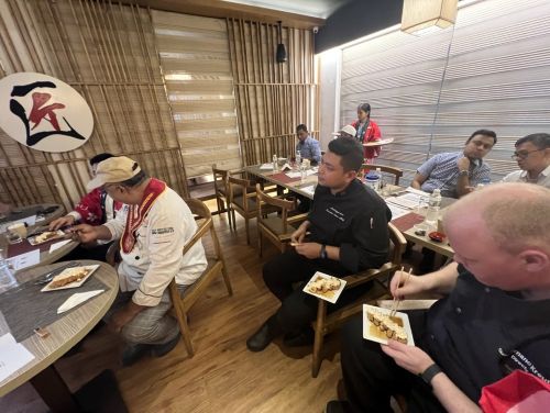 写真　バイヤーによる試食とフィードバックの様子（ジェトロ撮影）