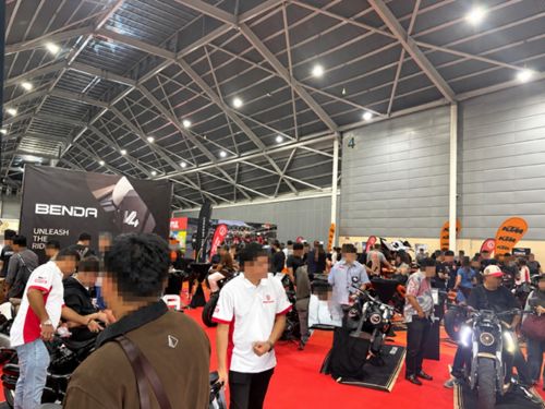 写真　ナショナル・バイカーズ・ウィークエンドで中国二輪車のBENDAのブースに集まるバイク・ファン（ジェトロ撮影）
