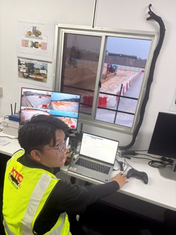 写真　掘削現場から離れた作業場で複数の自律型建機をモニターするKTCのオペレーター（ジェトロ撮影）