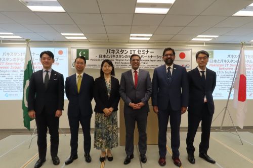写真　髙山成年審議官（左から2人目）、奥村明子理事（同3人目）、アブドゥル・ハミード大使（同4人目）、ファイサル・ジェディー氏（同5人目）（ジェトロ撮影）