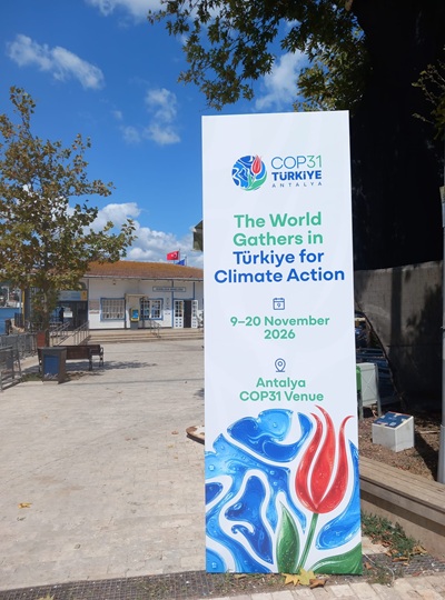 写真　イスタンブール市内に掲げられたCOP31の看板（ジェトロ撮影）