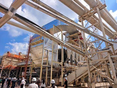 写真　合板製造工場視察の様子（ジェトロ撮影）