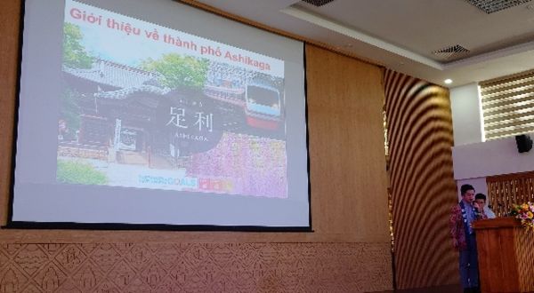 写真　杉江主査による足利市の紹介（ジェトロ撮影）