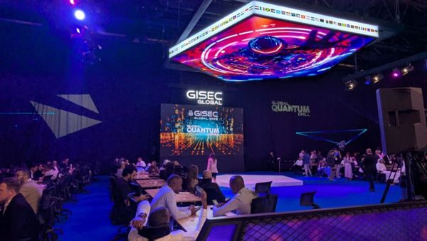 写真　GISEC会場内のテーマ別セミナーステージ（ジェトロ撮影）