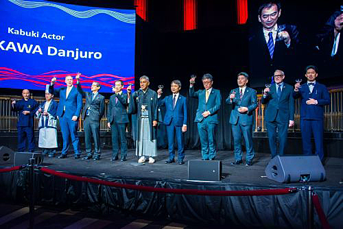 写真　市川團十郎氏（写真中央）による乾杯のあいさつ（観光庁提供）