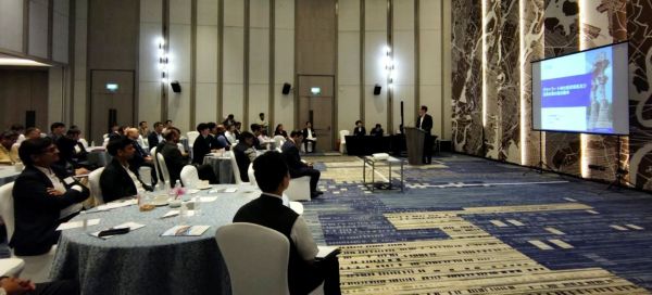 写真　ジェトロによるグジャラート州経済概況の説明（ジェトロ撮影）