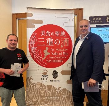 写真　「三重の酒を楽しむ会」に参加するTako Foodsバイヤー（左）とマレック・ホラ氏（右）（ジェトロ撮影）