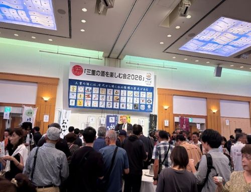 写真　「三重の酒を楽しむ会」における清水慎一郎三重県酒造組合会長（清水清三郎商店代表取締役）のあいさつ（ジェトロ撮影）