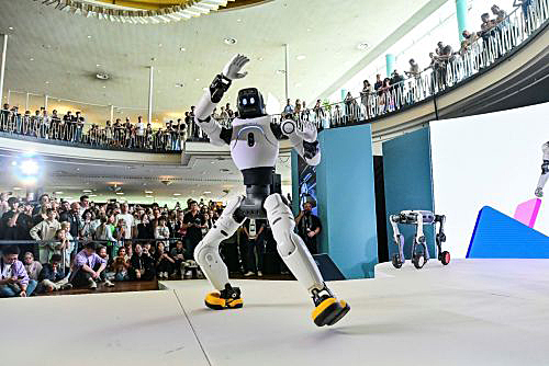 写真　ダンスパフォーマンスを披露するヒューマノイドロボット（IFA Management提供）