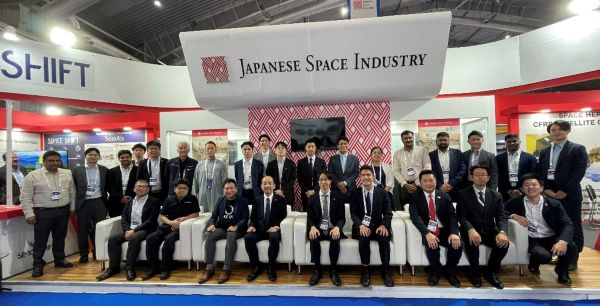 写真　ジャパンパビリオンでの集合写真（ジェトロ撮影）