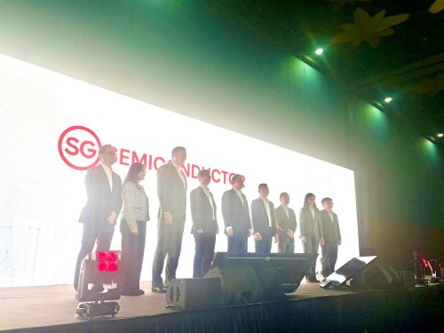 写真　SSIAとAスター共同主催のフォーラムで半導体分野の統一ブランド「SGセミコンダクター」を発表し、記念撮影するタン貿易産業相（左から5人目）（ジェトロ撮影）