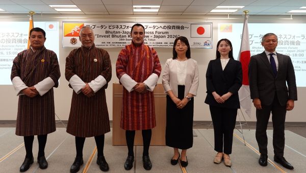 写真　（左から）ツェリン産業局長、ナムギャル大使、ドルジ大臣、奥村理事、河合企画官、山田部長（ジェトロ撮影）