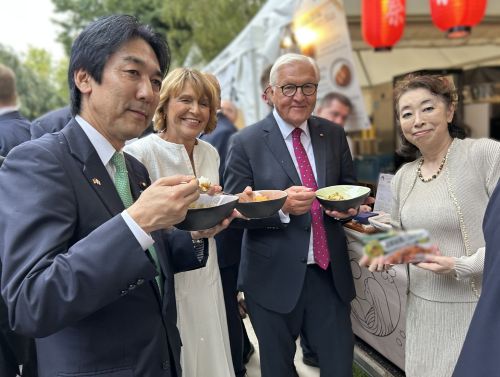 写真　日本ブースを訪問した大統領夫妻（中央）と、城内日本成長戦略担当相兼内閣府特命担当相（左）、志野大使（右）（ジェトロ撮影）
