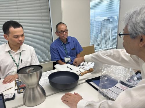 写真　事前にマッチングしたバイヤーと対面式で行われた商談会の様子（ジェトロ撮影）