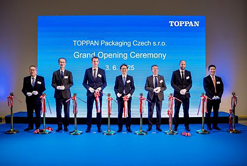 写真　生産工場の開所式（Toppan Packaging Czech提供）
