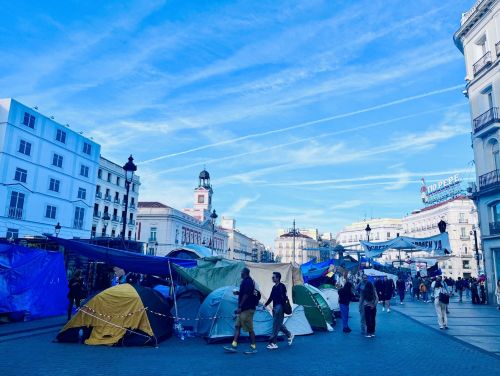 写真　住宅対策を求める抗議キャンプが続くマドリード中心部のソル広場（10月6日、ジェトロ撮影）