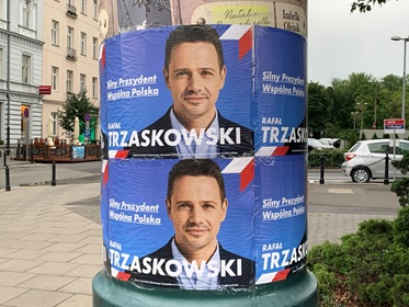 写真　ワルシャワ市内のトシャスコフスキ氏の選挙ポスター（ジェトロ撮影）