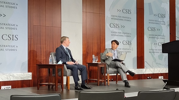 写真　CSISで講演した林外相（左はCSISのクリストファー・ジョンストン上級アドバイザー兼日本部長）（ジェトロ撮影）